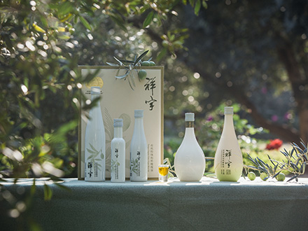 祥宇特級(jí)初榨橄欖油，純手工采摘、精選優(yōu)質(zhì)油橄欖鮮果，用意大利貝亞雷斯全自動(dòng)設(shè)備物理冷榨工藝，在鮮果采摘后8小時(shí)內(nèi)限時(shí)鮮榨而成。