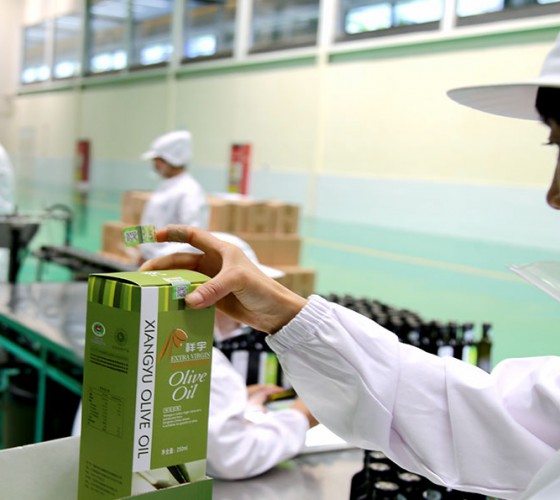 公司國(guó)通“訂單農(nóng)業(yè)”模式，獨(dú)創(chuàng)8小時(shí)限時(shí)鮮榨，從手工采摘、按質(zhì)收購(gòu)、便捷運(yùn)輸、純物理冷榨、充氮低恒溫儲(chǔ)存、灌裝等全程管理，并通過(guò)嚴(yán)格的品質(zhì)控..