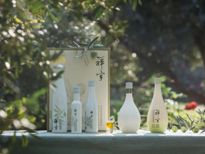 從甘肅隴南的青山幽谷，到一線(xiàn)城市的高端賣(mài)場(chǎng)；從一顆油橄欖在晨露中初綻的青澀，到一..